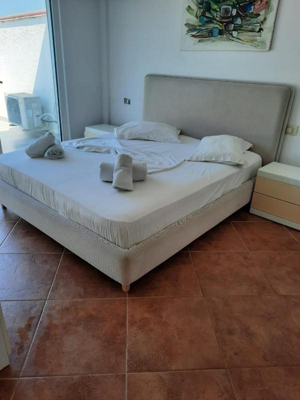 Three-Bedroom Premium Apartment with Balcony image 4
