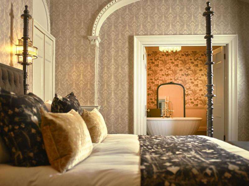 Four Post Bed Suite  image 3