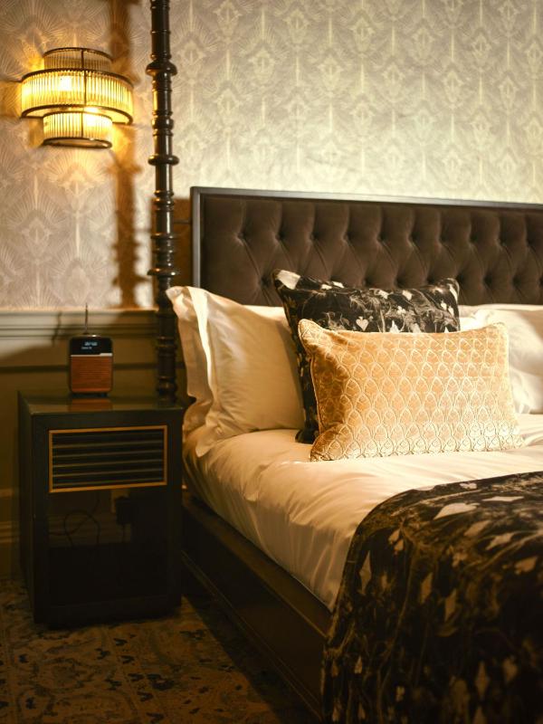 Four Post Bed Suite  image 2