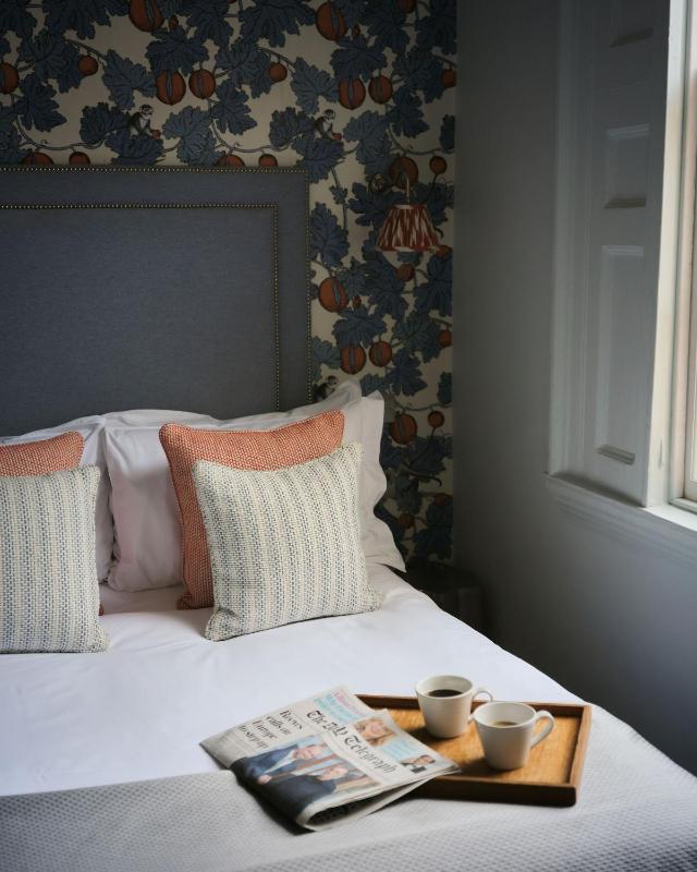 Small Double Room image 3
