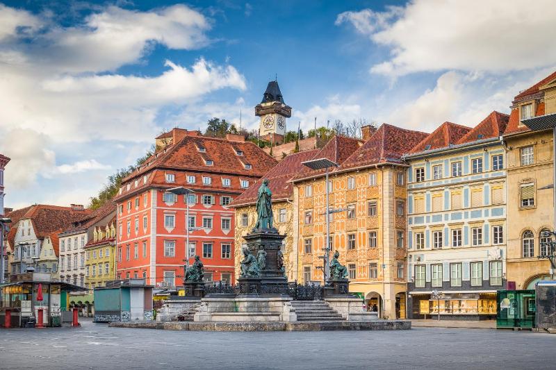 Altstadt Suite Jakominiplatz - 2BR Lift & Free Parking by HERO HOMES Graz - image 5