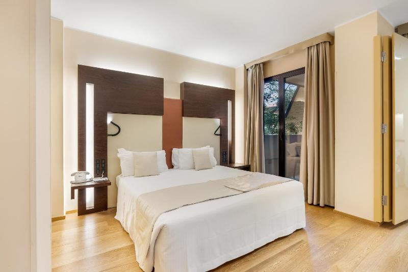 Superior Triple Room image 3
