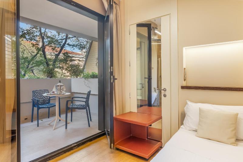 Superior Triple Room image 4