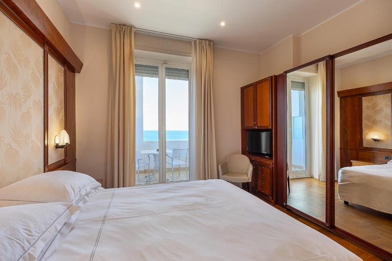 Deluxe Double Room 1°-2° Sea View image 3