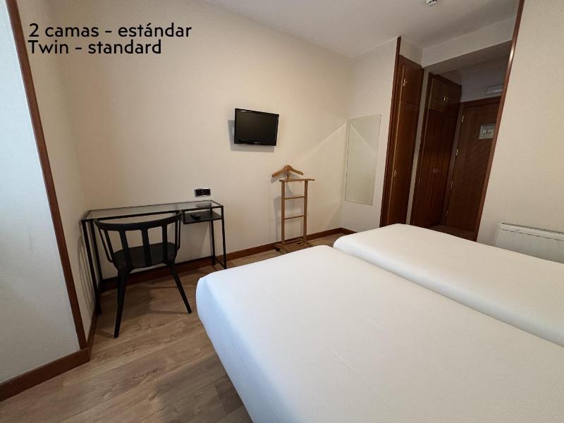 Standard Twin Room image 3