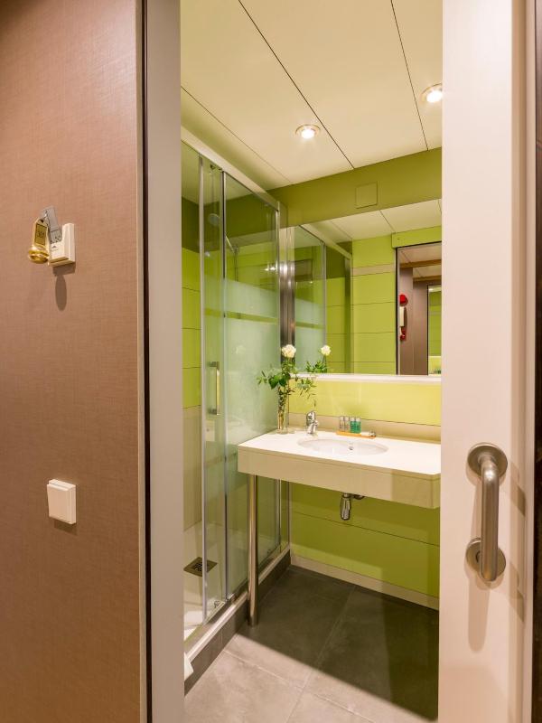 Suite with Kitchenette image 4