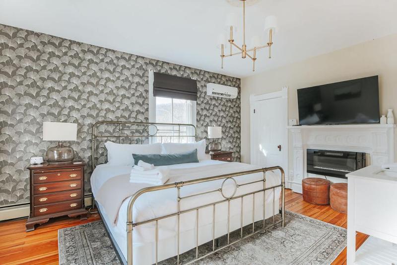 Deluxe King Room image 1
