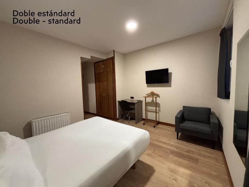 Standard Double Room image 4