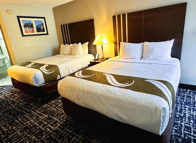 Queen Room with Two Queen Beds - Non-Smoking image 4