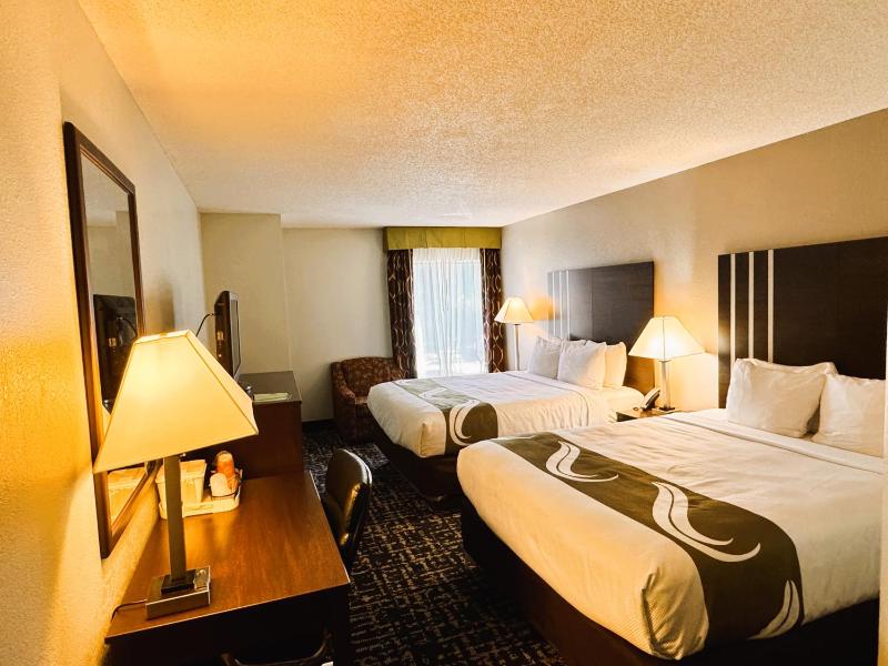 Queen Room with Two Queen Beds - Non-Smoking image 3
