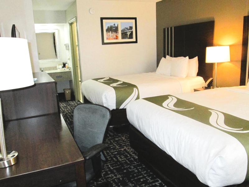 Queen Room with Two Queen Beds - Non-Smoking image 2