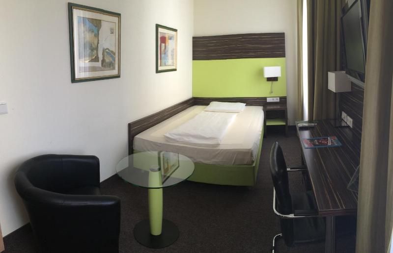 Standard Double Room with French Bed image 4