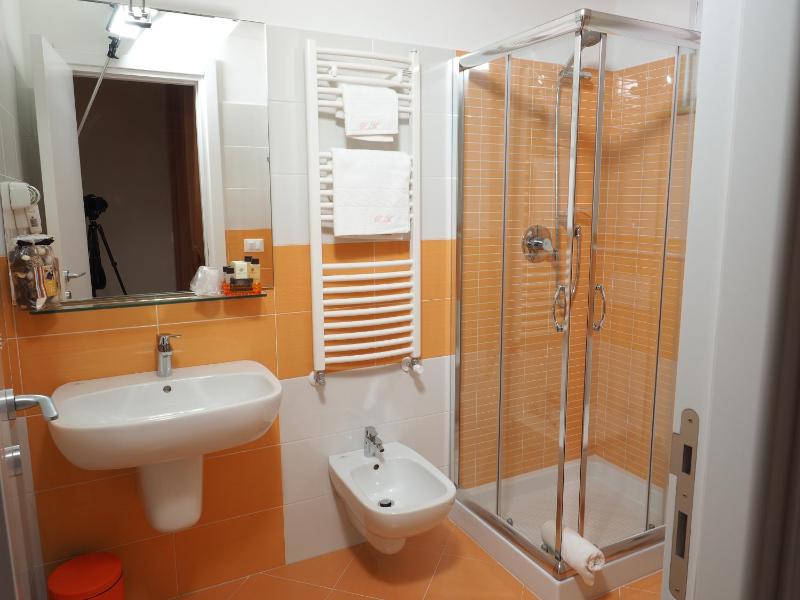 Deluxe Double or Twin Room with Balcony image 2