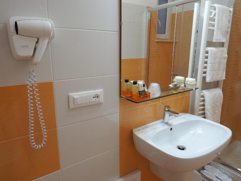 Deluxe Double or Twin Room with City View image 2