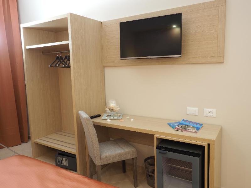 Deluxe Double or Twin Room with Balcony image 4