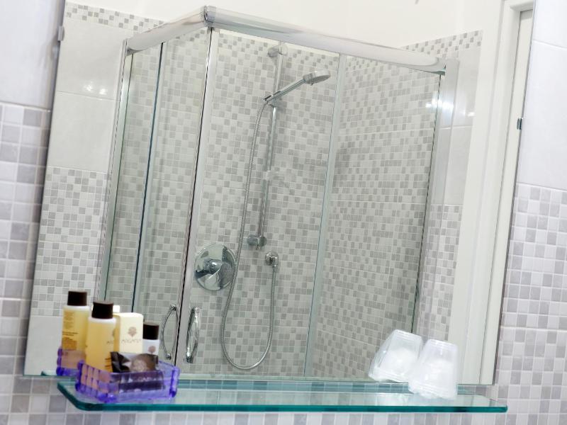 Comfort Triple Room with Shower image 3