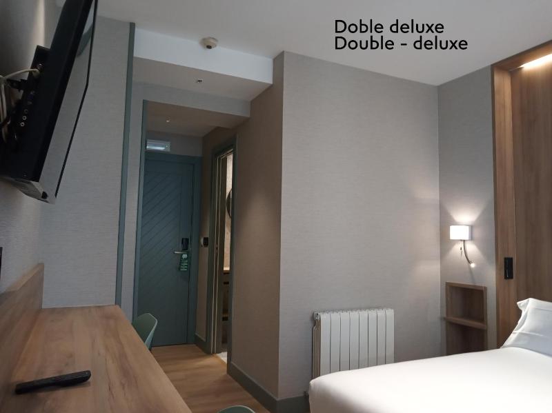 Deluxe Double Room image 3
