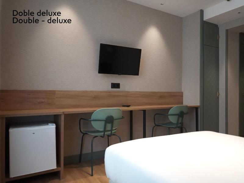 Deluxe Double Room image 2