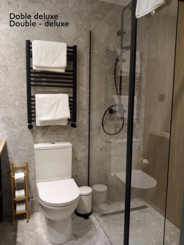 Deluxe Twin Room image 2