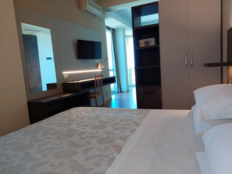 Deluxe Suite with Sea View image 3