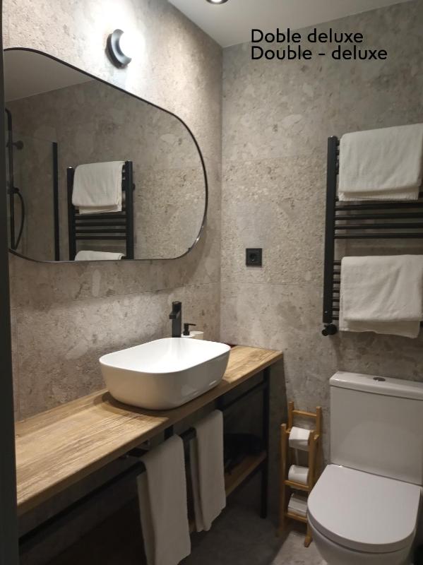 Deluxe Twin Room image 3
