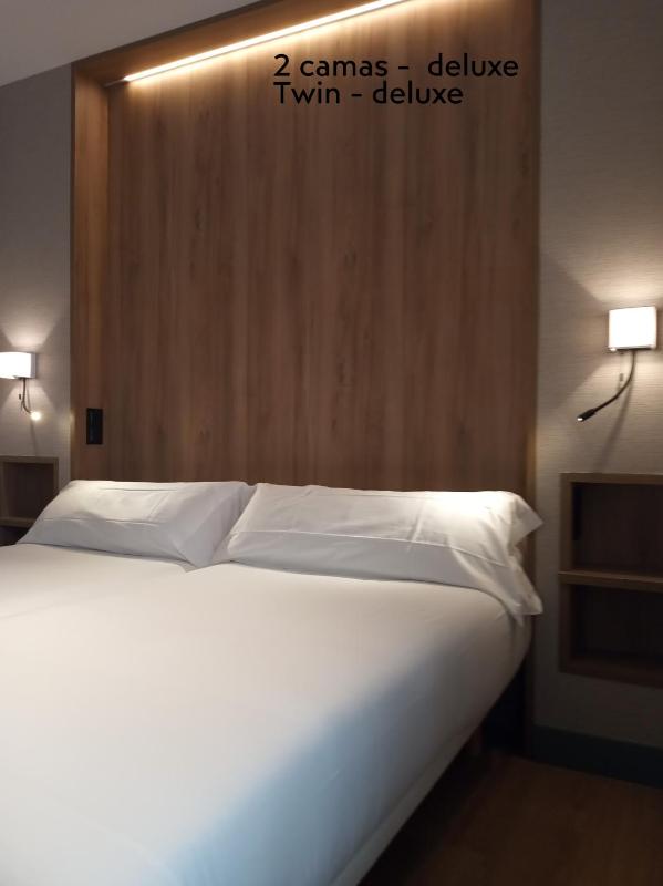 Deluxe Twin Room image 1