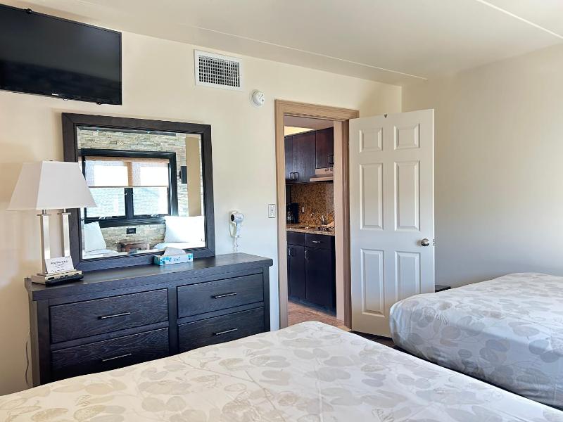 Queen Suite with Pool View image 4