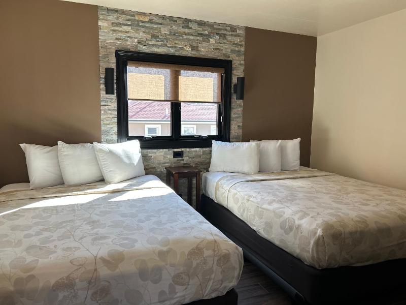 Queen Suite with Pool View image 3