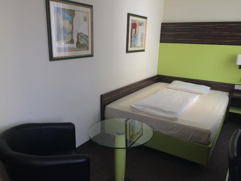 Standard Double Room with French Bed image 2