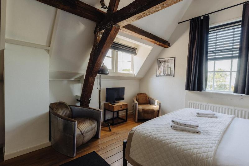 Deluxe Double Room image 3