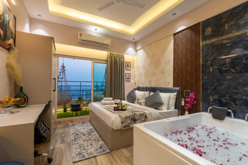 Jacuzzi & Big Screen By Buddies Home - image 36