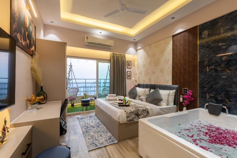 Jacuzzi & Big Screen By Buddies Home - image 19