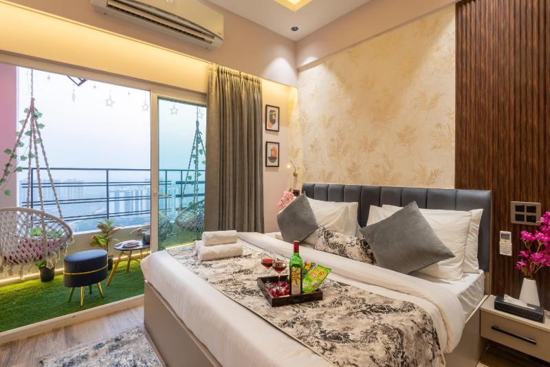 Jacuzzi & Big Screen By Buddies Home - image 29