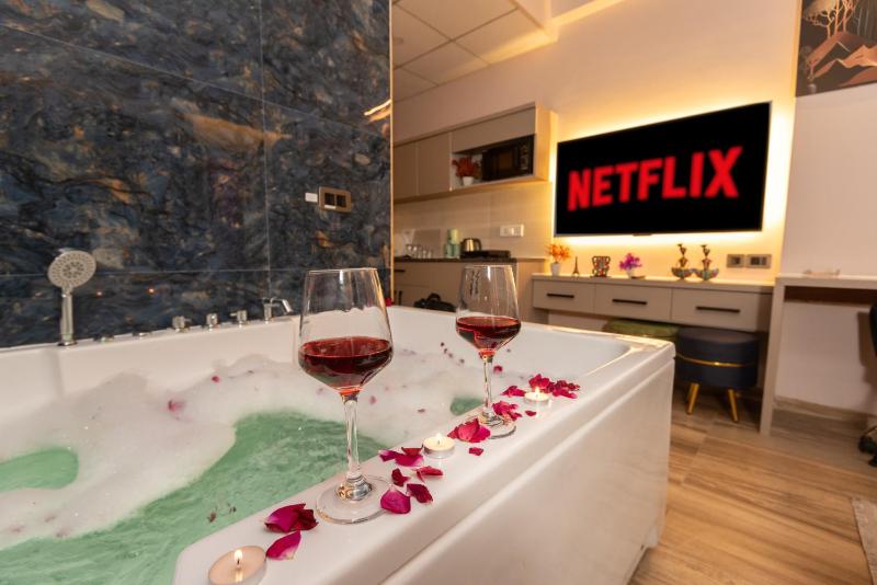 Jacuzzi & Big Screen By Buddies Home - image 1