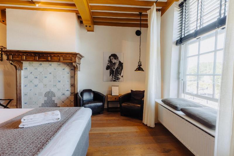 Deluxe Double Room with Balcony image 4
