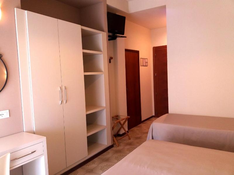 Economy Triple Room image 3