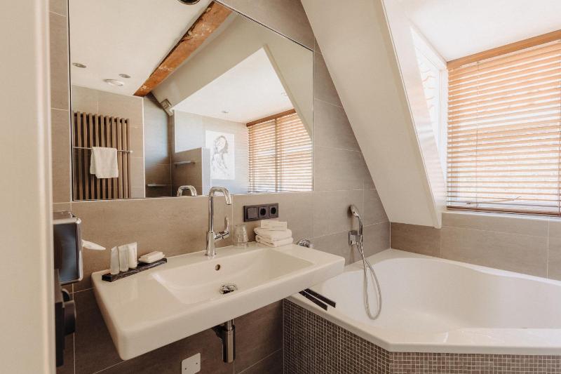 Deluxe Double Room with Lake View image 4