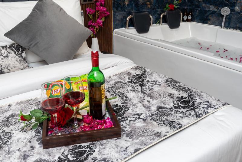 Jacuzzi & Big Screen By Buddies Home - image 41
