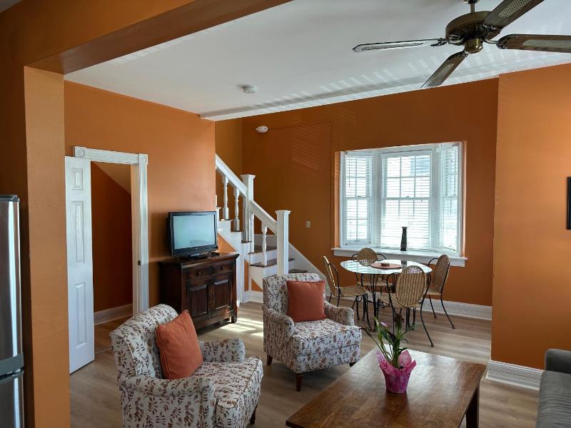 Deluxe One-Bedroom Apartment image 3