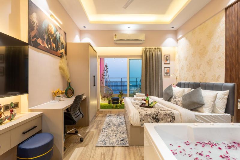 Jacuzzi & Big Screen By Buddies Home - image 17