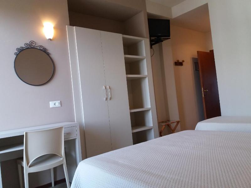 Economy Triple Room image 2