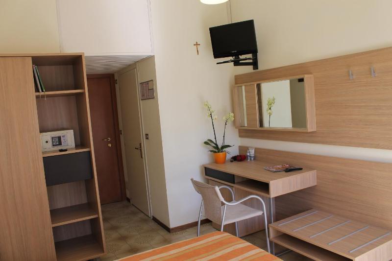 Economy Double or Twin Room image 2