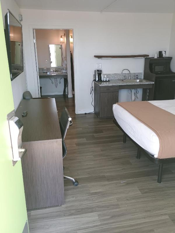 Queen Room - Disability Access image 1