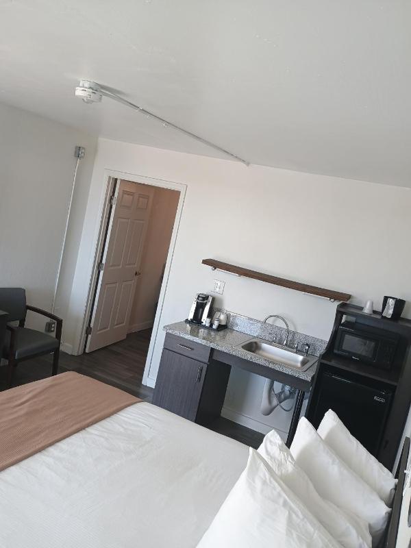 Queen Room - Disability Access image 4