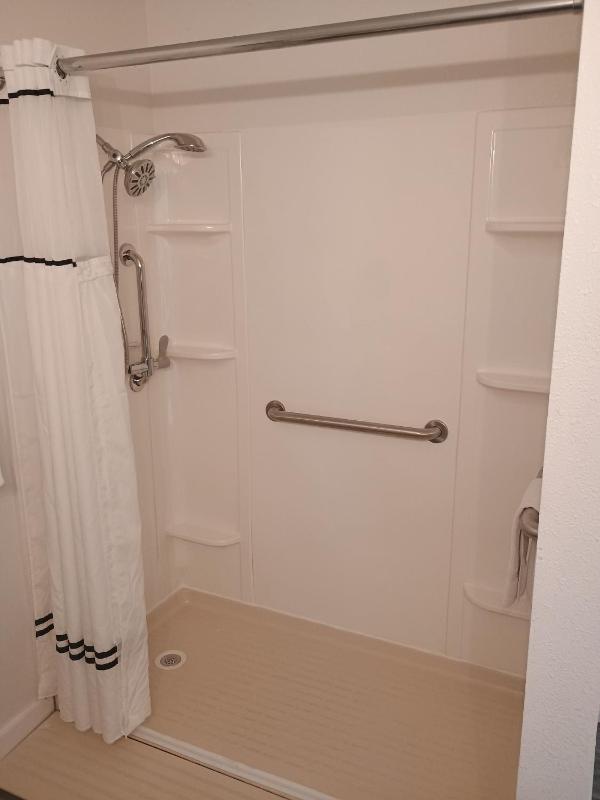Queen Room - Disability Access image 2