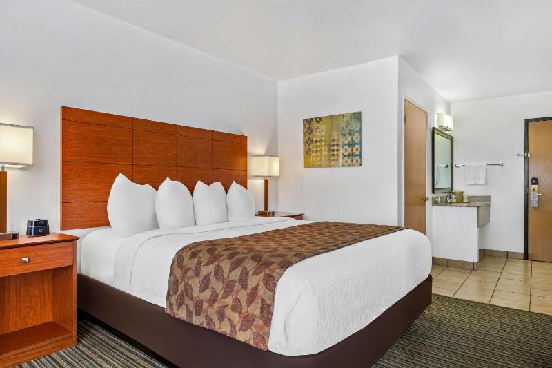 King Room with Sofa Bed - Non-Smoking image 1