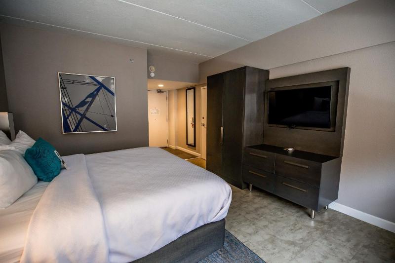Standard King Room with Walk In Shower and City View image 2