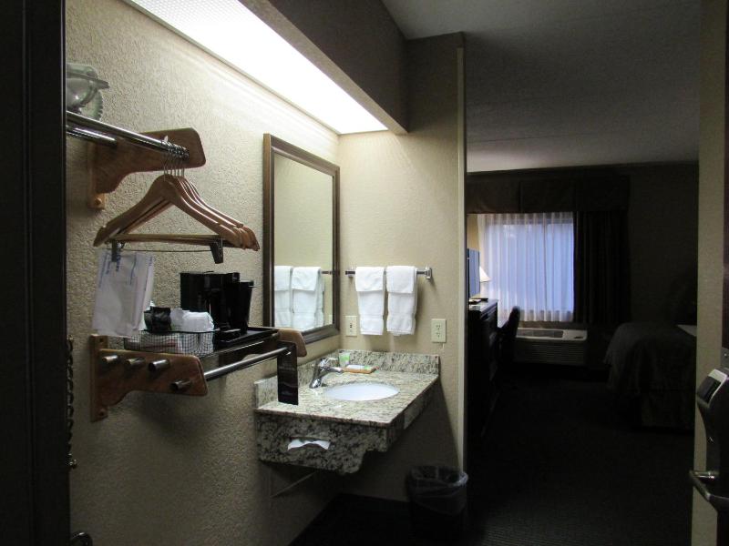 Queen Room with Two Queen Beds - Non-Smoking image 3