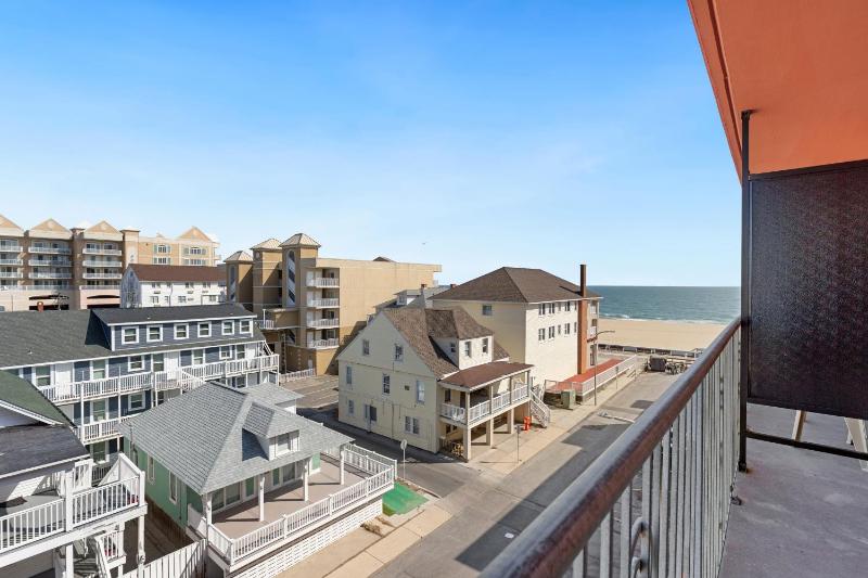 Queen Room with Balcony and Partial Ocean View image 3