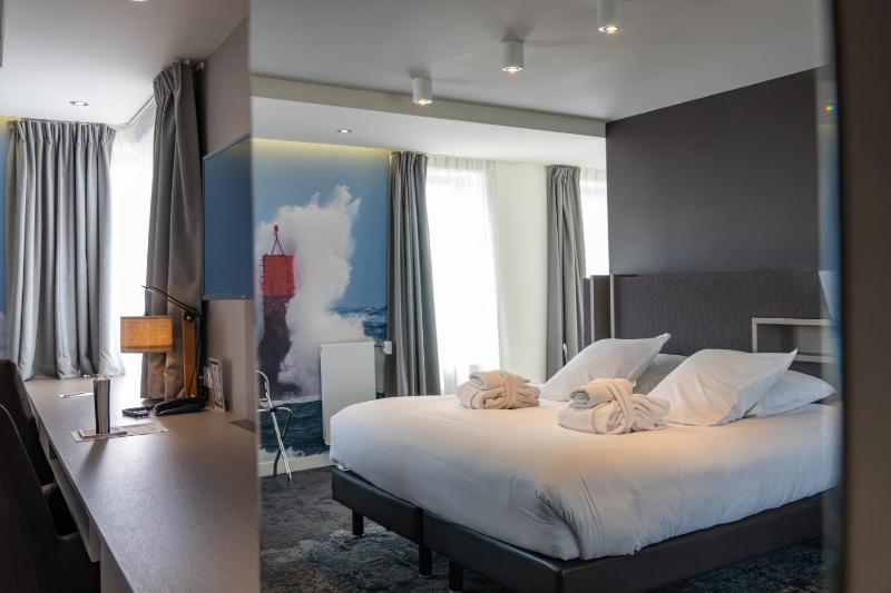 Deluxe Double Room with Sea Side image 1